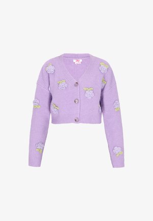 Cardigan court lilas en tissu côtelé, orné de roses brodées et d'accents verts, avec un décolleté en V et trois boutons.