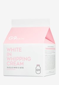 G9SKIN White in Whipping Cream Verpackung; weiße Box mit pinkem Deckel, mit pinkem Text und einer Flasche-Ikone, minimalistisches Design.
