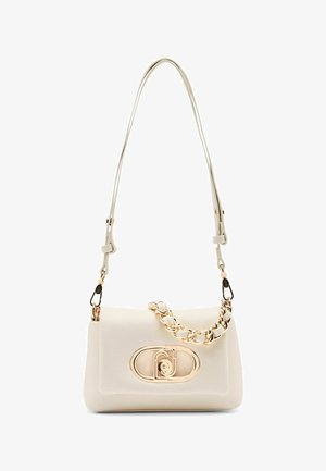 Cremefarbenes Lederhandtasche mit einer goldfarbenen Kettenriemen und einem dekorativen Rahmenverschluss. Sie hat eine glatte Textur und eine strukturierte Form.