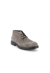 Stivaletti alla caviglia in suede grigio con punta tonda, suola in gomma nera bassa e chiusura con lacci a tre occhielli. Texture liscia con un design minimalista.