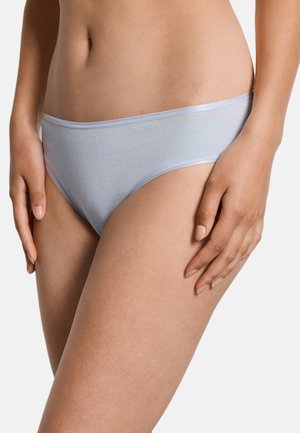 Hellblaue Baumwoll-Hipster-Unterwäsche mit glatter Textur, ausgestattet mit niedrig sitzendem Bund und weichem, elastischem Taillenbund. Minimalistisches Design.