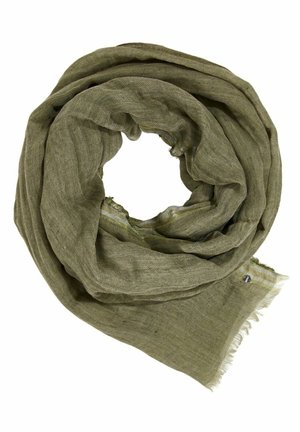 Écharpe en tissu doux vert olive clair, roulée en spirale lâche avec des bords effilochés et une petite étiquette noire.