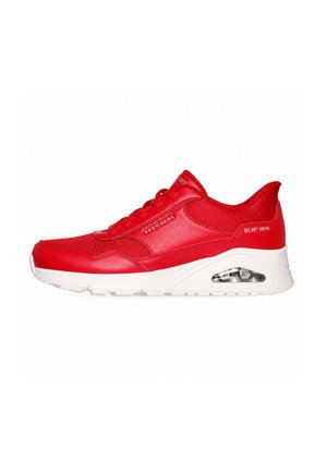 Zapatilla roja Skechers Slip-Ins con cordones delanteros, parte superior de malla y cuero, y suela acolchada blanca con amortiguación de aire visible.