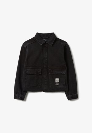 Chaqueta corta de mezclilla negra con cuello, dos bolsillos delanteros con solapa, cierres de botones y un pequeño parche con logo blanco en el bolsillo derecho.