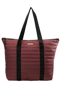 Bordeaux gekwilt draagtas met zwarte logo-geprinte hengsels, ritssluiting en een vlakke basis. Heeft een stijlvolle, gevoerde uitstraling voor extra textuur.