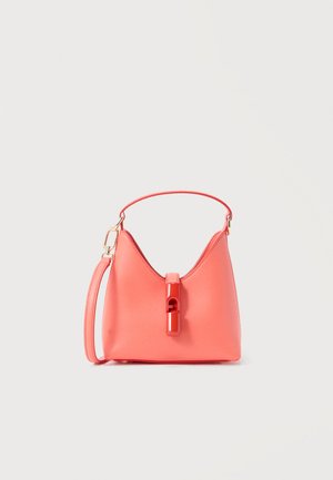 Borsa in pelle rosa corallo con manico corto, tracolla removibile e fibbia frontale su sfondo neutro.