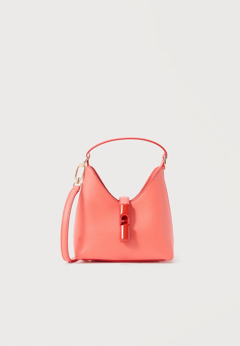 Sac à main en cuir rose corail avec une poignée courte, une bandoulière amovible et un fermoir à boucle sur le devant, sur un fond uni.