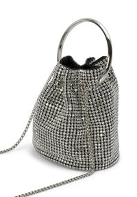 Bolso de mano plateado con forma de cubo, asas metálicas redondas y correa de cadena. Presenta una superficie texturizada con detalles de lentejuelas.