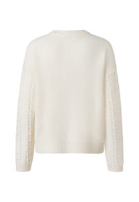 Kremowy, dziergany sweter z zaokrąglonym dekoltem, długimi rękawami i teksturowanymi wzorami warkoczy na rękawach.