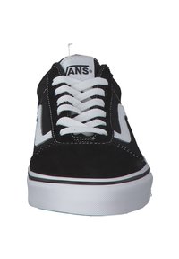 Sneakers in suede nero con lacci e dettagli bianchi. Presentano una linguetta e un collo imbottiti, suola in gomma e il logo Vans sulla linguetta.