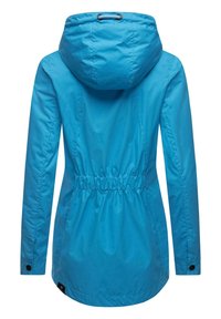 Modrá, ľahká bunda s kapucňou, elastickým pásom a dlhými rukávmi. Hladká textúra a zapínanie na patentky na manžetách.