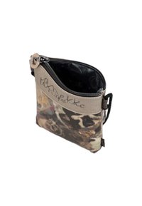 Pochette zippée en matériaux mixtes ; présente un dessus synthétique beige texturé, un tissu à motif floral et une doublure intérieure noire avec un logo.