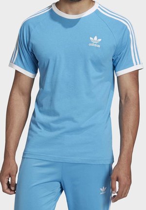 Hellblaues sportliches Shirt mit weißem Kragen und Ärmeln. Verfügt über drei weiße Streifen an den Schultern und ein kleines weißes Adidas-Logo auf der Brust.