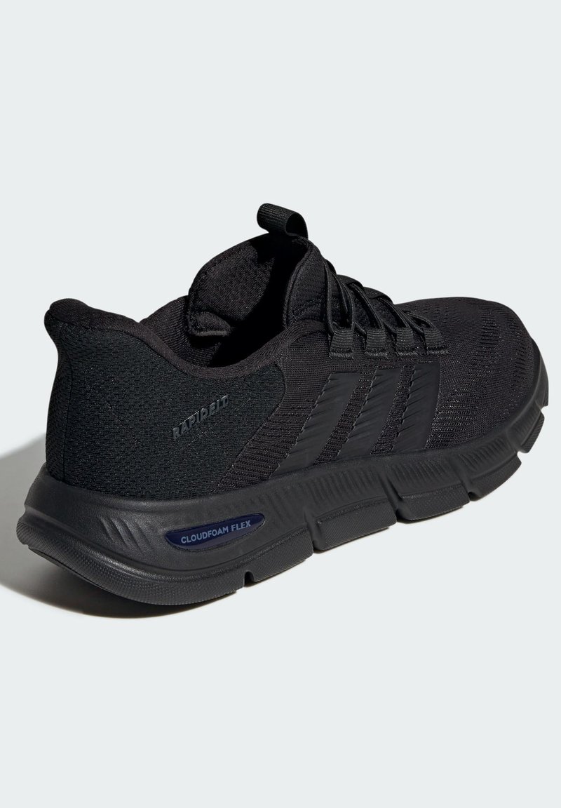 Chaussures de sport noires avec une tige en mesh respirant, des accents texturés, des lacets plats, et une semelle Cloudfoam Flex rembourrée pour le confort.
