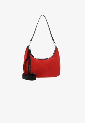Sac à main en nylon rouge avec un design incurvé, des accents en cuir noir et une sangle noire ajustable. Comprend des éléments en métal argenté et une fermeture zippée sur le dessus.