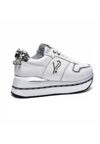 Sneaker platform bianche in pelle con dettagli argentati, dotate di punta arrotondata, gemme decorative sul tallone e una banda con logo nera sulla suola.