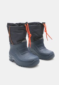 Temno morski vodoodporni škornji z teksturirano gumijasto podplatom, nastavljivo oranžno vrvico in mehkim tkaninskim zgornjim delom za prilagodljivost ter toploto.