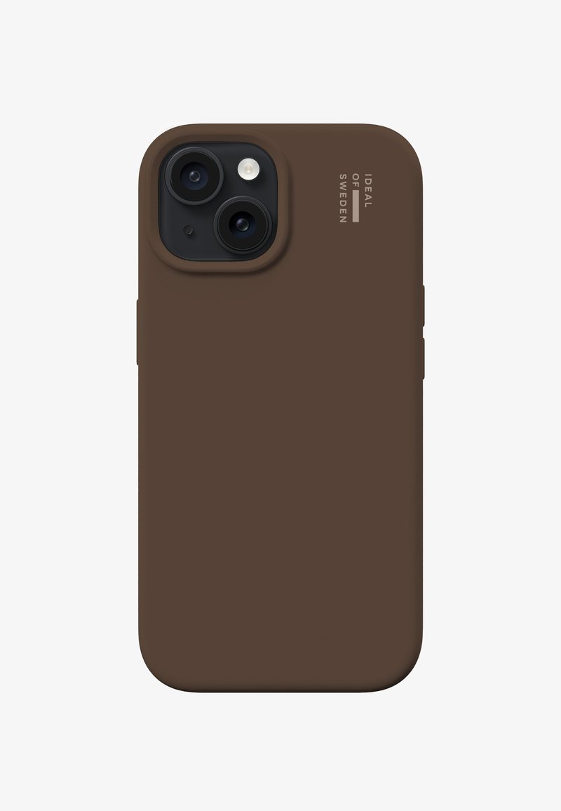 Carcasă de telefon maro din silicon cu decupaje pentru camere duble, textură netedă, branding minimalist pe lateral și design care se mulează perfect.