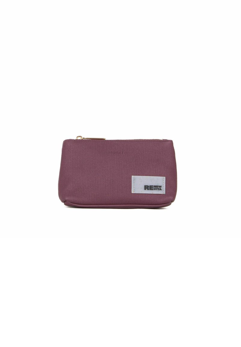 Bolsa de cierre con cremallera de tela púrpura, con superficie texturizada, que presenta una etiqueta blanca con texto impreso y una cremallera dorada. Diseño compacto y rectangular.