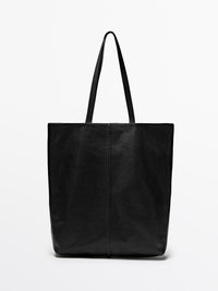 Schwarze Leder-Henkeltasche mit rechteckiger Form, offenem oberen Teil und zwei langen, flachen Griffen. Glatte Textur mit minimalen Nahtdetails.