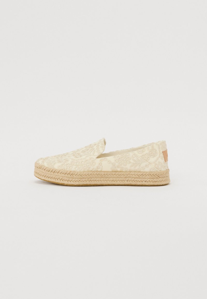 Béžové espadrilky na plochom podošve s vzorovaným plátnom, so štruktúrovaným povrchom a malým logom na päte.