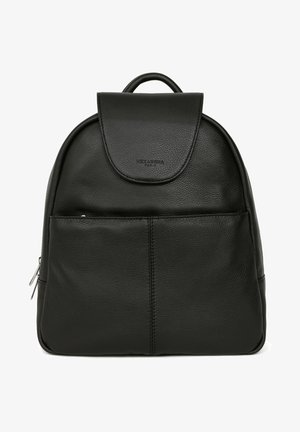 Czarny skórzany plecak z zaokrąglonym wierzchem, z magnetycznym zapięciem klapy, przednią kieszenią na zamek i detalami w szyciu. Gładka faktura na całej powierzchni.