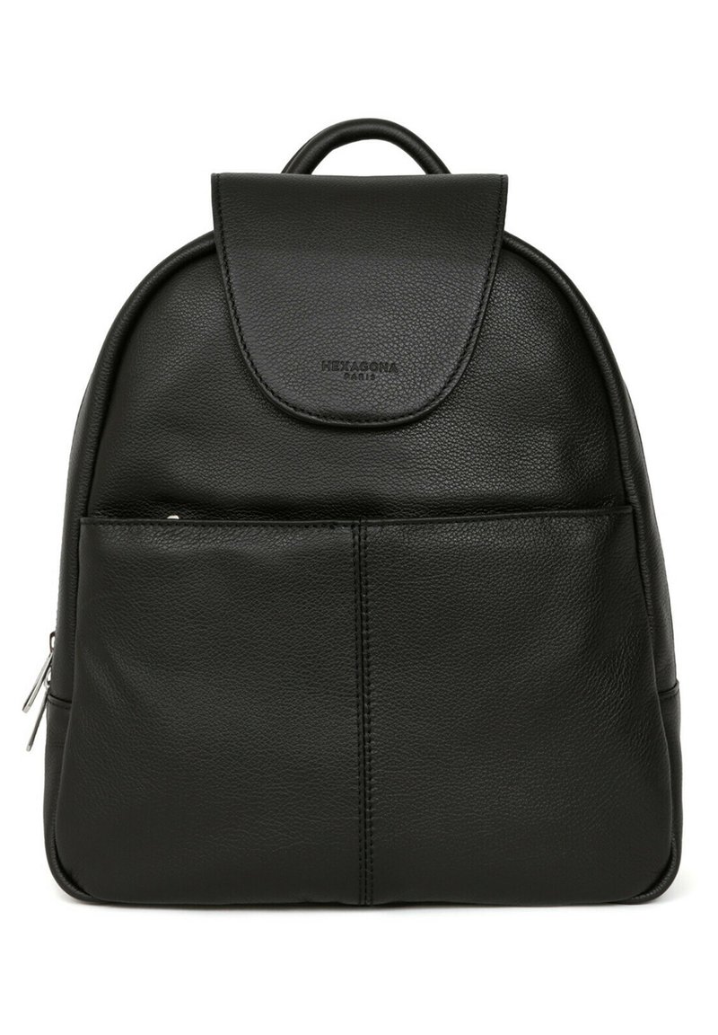 Czarny skórzany plecak z zaokrąglonym wierzchem, z magnetycznym zapięciem klapy, przednią kieszenią na zamek i detalami w szyciu. Gładka faktura na całej powierzchni.