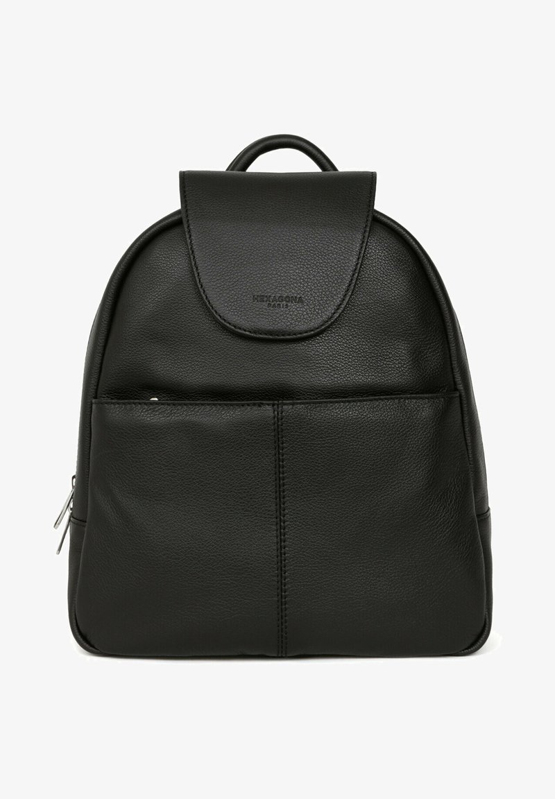 Czarny skórzany plecak z zaokrąglonym wierzchem, z magnetycznym zapięciem klapy, przednią kieszenią na zamek i detalami w szyciu. Gładka faktura na całej powierzchni.