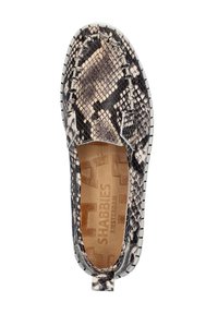 Instap schoen met een zwart en beige slangenprintpatroon, ronde neus, textuur materiaal en een gestikte bovenkant. Heeft een gevoerde binnenzool.