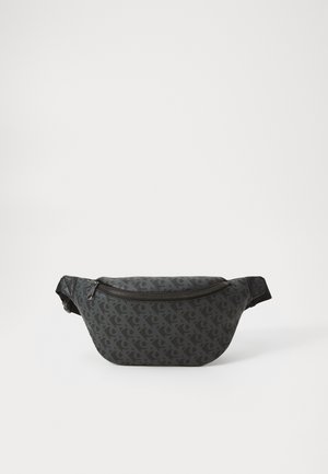 Riñonera negra hecha de tela duradera, con un sutil patrón de logo tonal, cierre con cremallera y correa ajustable. Textura suave.