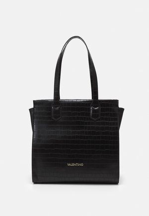 Czarna torba typu tote Valentino z fakturą krokodyla, prostokątnym kształtem, dwoma długimi uchwytami i złotym logo na środku z przodu.