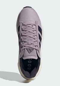 adidas Sportswear AVRYN - Baskets basses - preloved fig aurora black almost pink