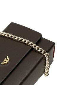 Brązowa skórzana kopertówka z złotym łańcuszkiem i subtelnym detalem logo, charakteryzująca się gładką fakturą i prostymi liniami.