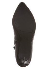 Bota de tobillo de cuero negro con punta afilada, textura suave y un zipper lateral. Presenta una suela plana de goma con un leve tacón.