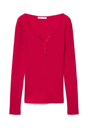 Maglietta rossa a maniche lunghe in tessuto coste, con scollo ampio e apertura frontale con quattro bottoni henley. Taglio dritto e tessuto morbido.