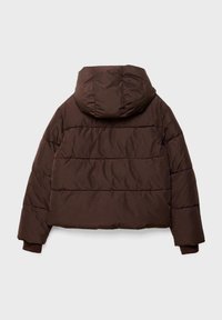 Brązowa kurtka puchowa z kapturem, w krótkim kroju, poziomymi przeszyciami i elastycznymi mankietami. Gładka, błyszcząca powierzchnia o matowym wykończeniu.