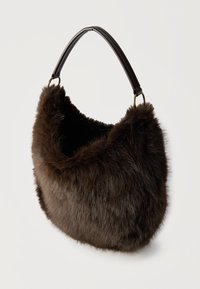 Τσάντα από συνθετική καφέ-σκούρα γούνα με καμπυλωτή δερμάτινη λαβή και άνοιγμα με φερμουάρ, σε απλό φόντο.