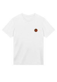 Weißes Baumwoll-T-Shirt mit einem kleinen orangen Basketball-Graphic auf der linken Brustseite. Kurze Ärmel, runder Ausschnitt, normale Passform.