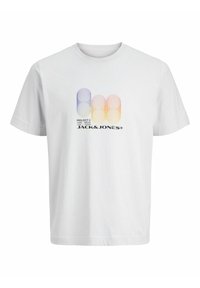 Hvid bomulds T-shirt med et flerfarvet cirkulært grafisk design med teksten "PROJECT C" og "JACK & JONES" nedenfor. Klassisk crew neck design.