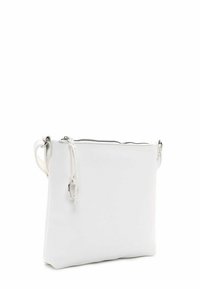 Väike valgest nahast risti kantav käekott, millel on peal tõmblukk, reguleeritav rihm ja eespool peenelt reljeefne brändinimi.