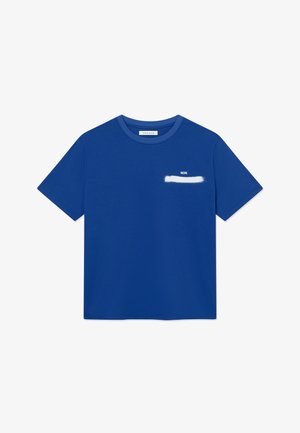 T-shirt bleu Wood Wood à manches courtes avec un petit logo W.W. blanc et un motif sur la partie supérieure gauche de la poitrine.