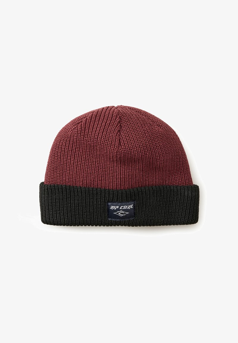 Strikket hue med en maroon top og sort ribbet cuff med et blåt mærkat med "Rip Curl" logoet. Textureret stof med en tætsiddende pasform.