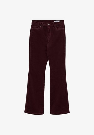 Tmavě vínové kordové kalhoty s vysokým pasem, zapínáním na knoflík a zip, a mírně rozšířenými nohavicemi položené na bílém pozadí.