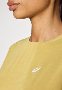 ASICS ROAD TOP - Sport T-shirt - lemongrass