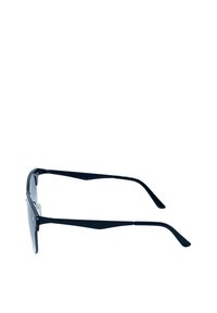 Gafas de sol negras con un diseño elegante y angular. Lentes oscuros, montura delgada y patillas puntiagudas. Acabados texturizados donde la montura se encuentra con los lentes.