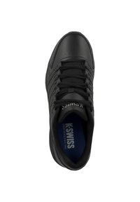 Czarne sportowe buty wykonane z gładkiego materiału syntetycznego. Posiadają teksturowaną cholewkę z subtelnymi liniami, sznurowadła i niebieską wkładkę. Widoczne logo K-Swiss.