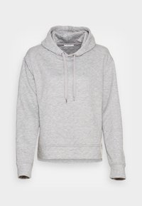 Grå hoodie av mjukt material, med en känguruficka, dragsko i huvan och quiltad struktur. Mudden på ärmar och nederkant är ribbad.