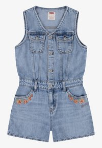 Denim overál v svetlo modrej farbe, bez rukávov s výstrihom do V. Má dve náprsné vrecká a kvetinovú výšivku na ľavom boku. Predné zapínanie na gombíky.