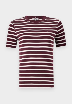 Gestreiftes T-Shirt in Burgunderrot und Weiß, mit kurzen Ärmeln, Rundhalsausschnitt und kleinem Logo auf der Brust. Weicher, glatter Baumwollstoff.