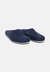 Donkerblauwe wollen klompen met een gladde, ronde teen en een achterloos ontwerp. Heeft een subtiele witte rand langs de zool en een rode merkteken.